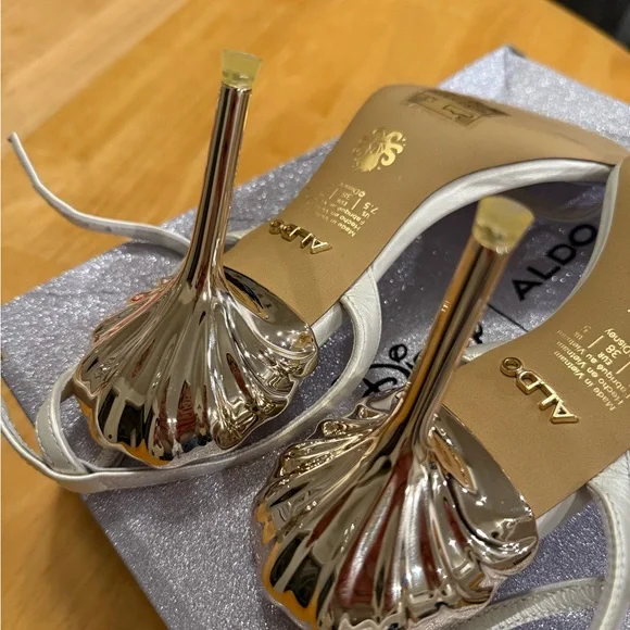 NWT In Box Disney x Aldo 3.5 inch Strappy Heel Metal Heel size 7.5 - Picture 6 of 9
